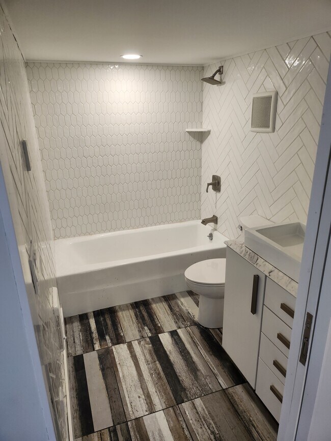 Bathroom - 25 Sixth St