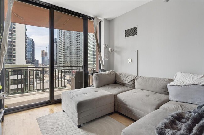 Foto del edificio - 330 N Jefferson St
