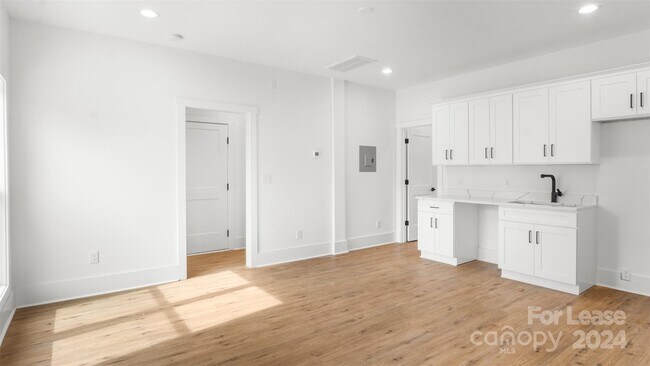 Building Photo - 1611 N Davidson St