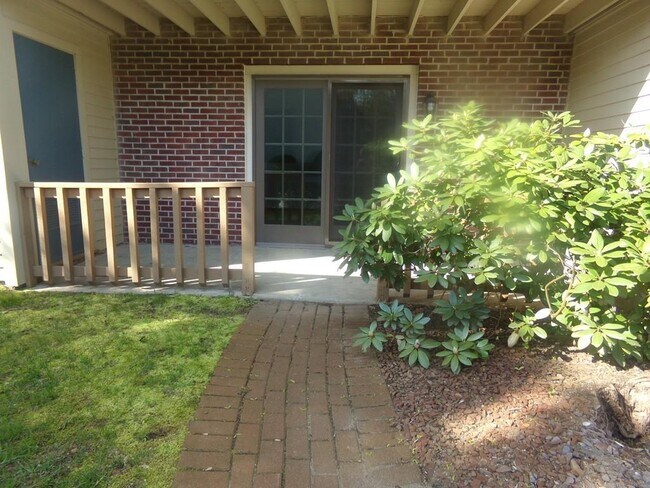 Building Photo - 37 Apache Way