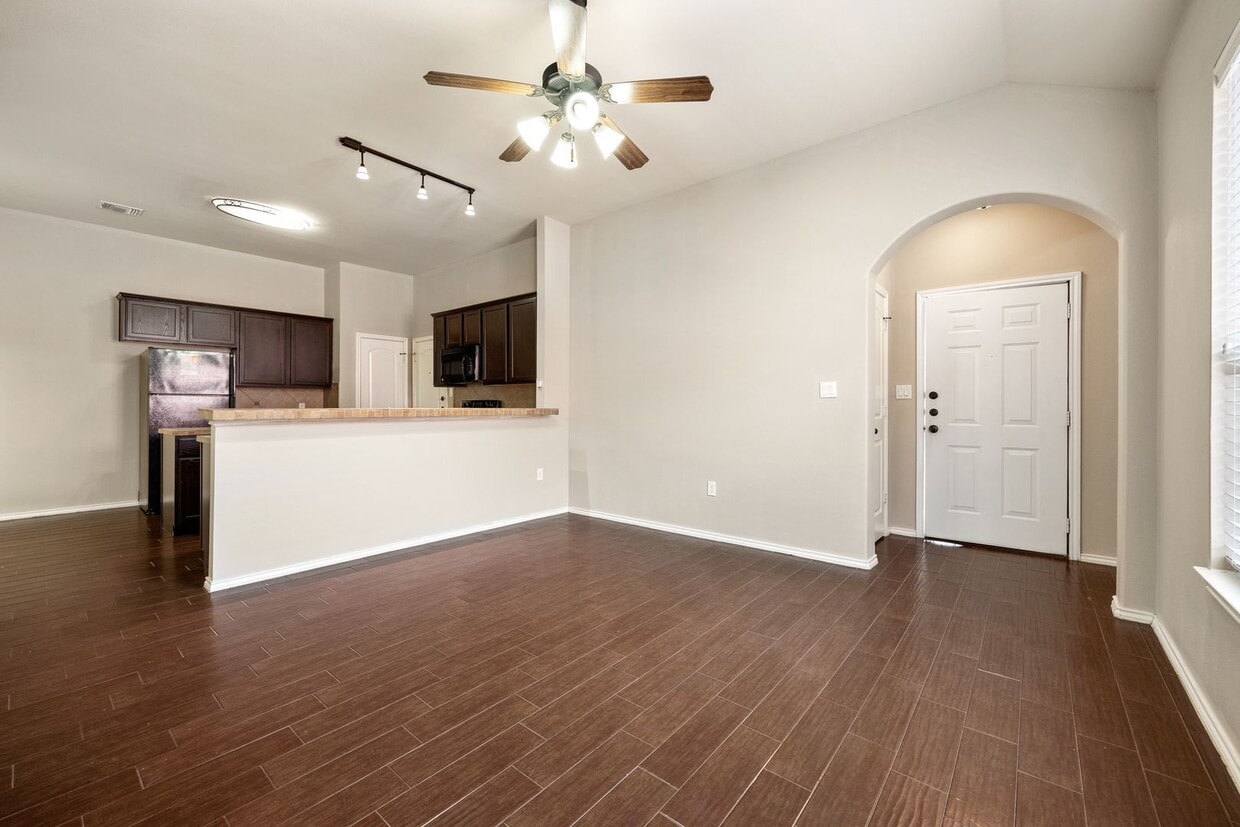 Foto principal - NICE 3 BEDROOM DUPLEX LOCATED IN NEW BRAUN...