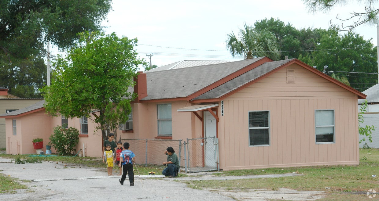 Primary Photo - 4418 N Clark Ave