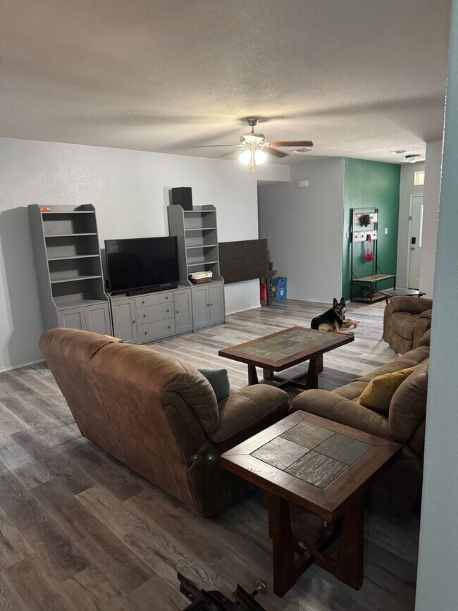 Foto del edificio - 5 bedroom Home in Copperas Cove