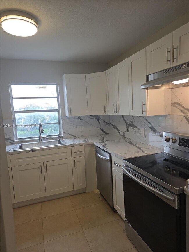 Foto del edificio - 2025 NE 164th St