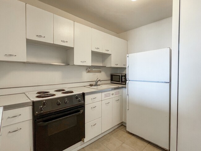 Building Photo - 1355 N Sandburg Terrace