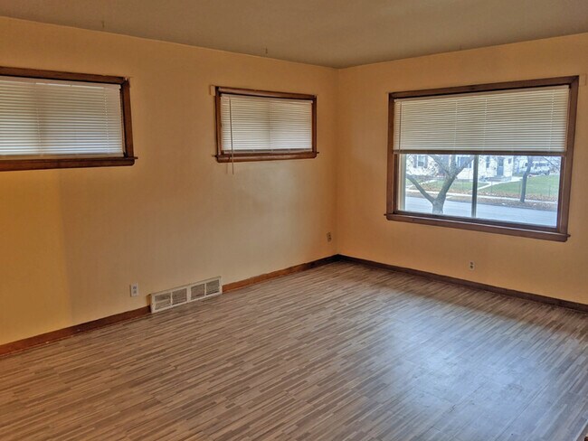 Building Photo - 5651 N 60th St