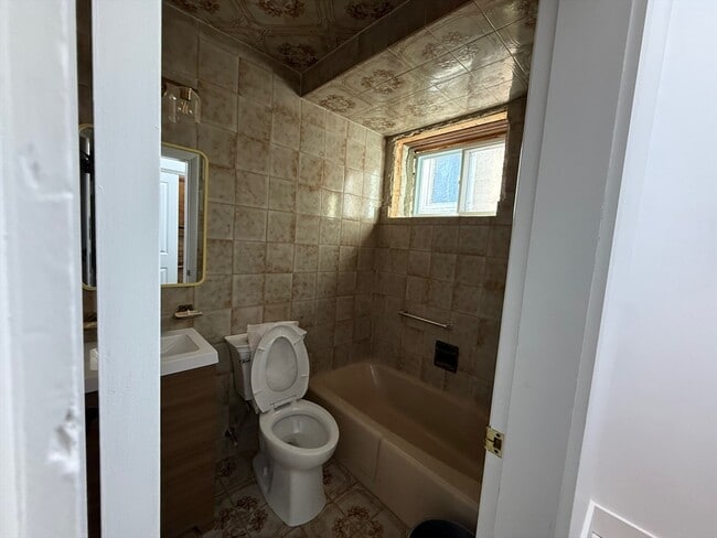 Building Photo - 33 Elmwood St