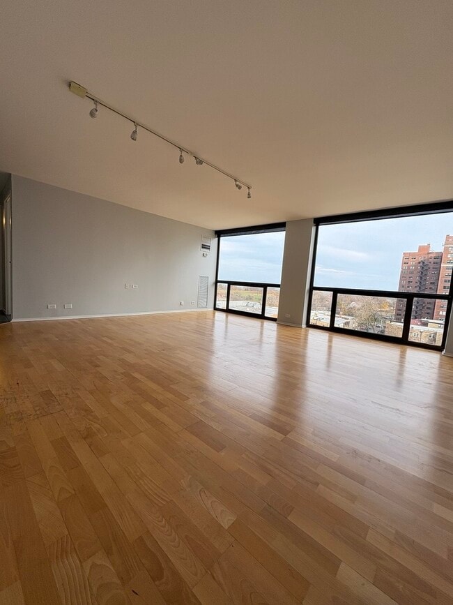 Building Photo - 4343 N Clarendon Ave