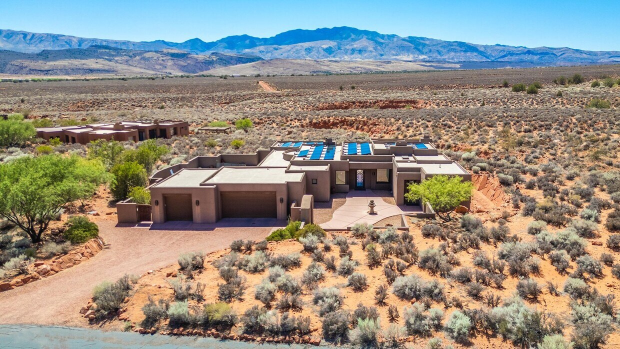 Foto principal - Exquisite Custom Home in Prestigious Commu...