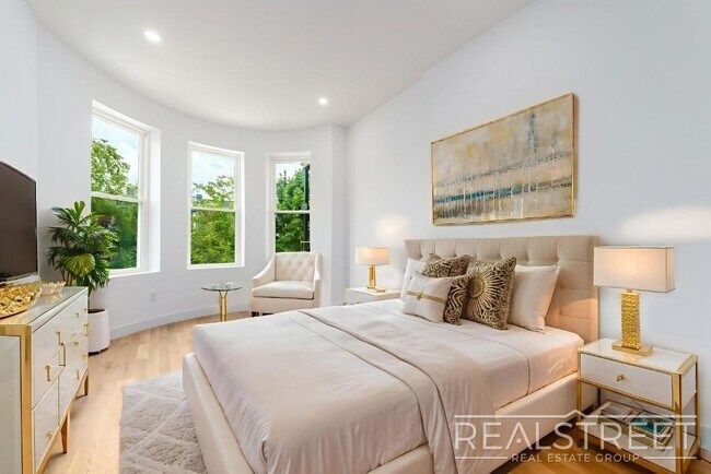 Building Photo - Brand New 3 Bed 2 Bath Parlor Floor in Rid...