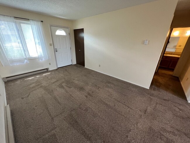 Building Photo - 1 Bedroom 1 Bath Townhouse in Great Neighborhood