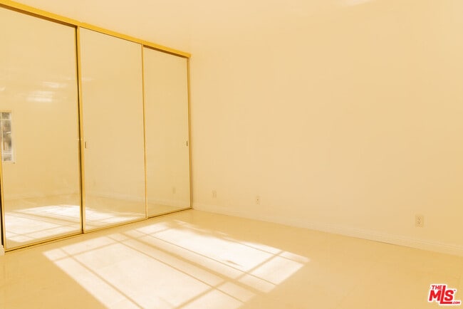 Building Photo - 5604 Valley Circle Blvd