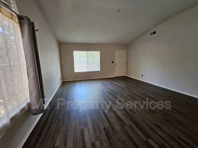 Building Photo - 3533 Des Moines Dr