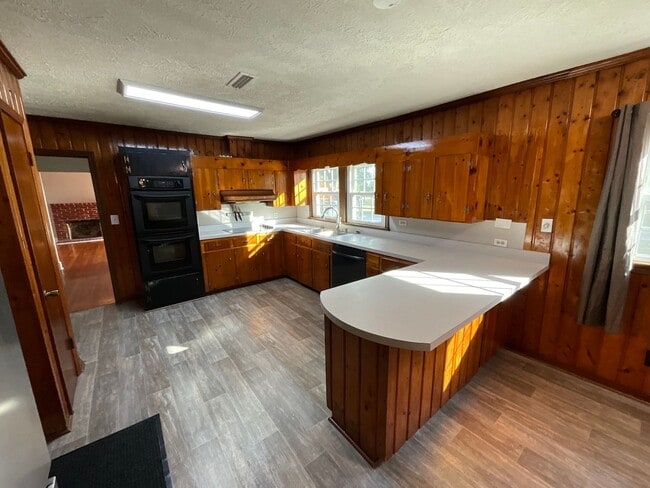 Building Photo - Spacious 3/2 in Greenwood with Everything ...