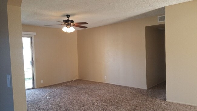 Building Photo - Arizona Ave & Elliot 3 bed 2 bath single s...