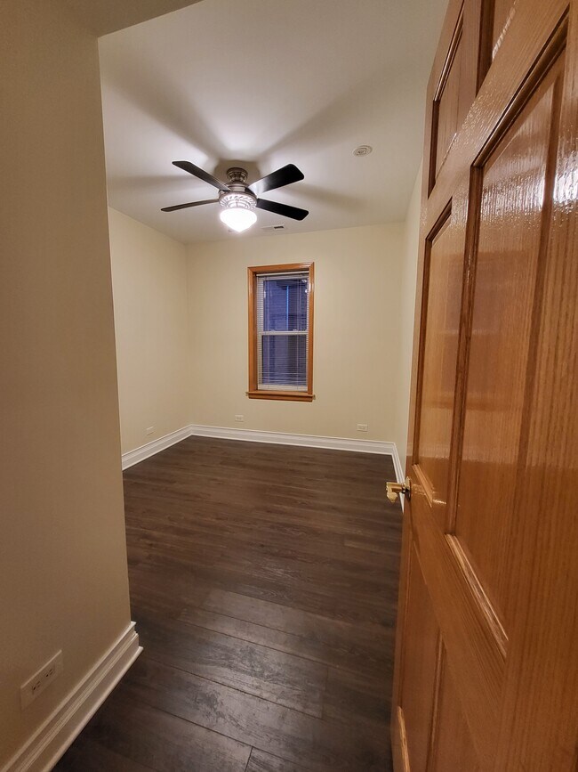 Bedroom with closet - 4630 N Saint Louis Ave