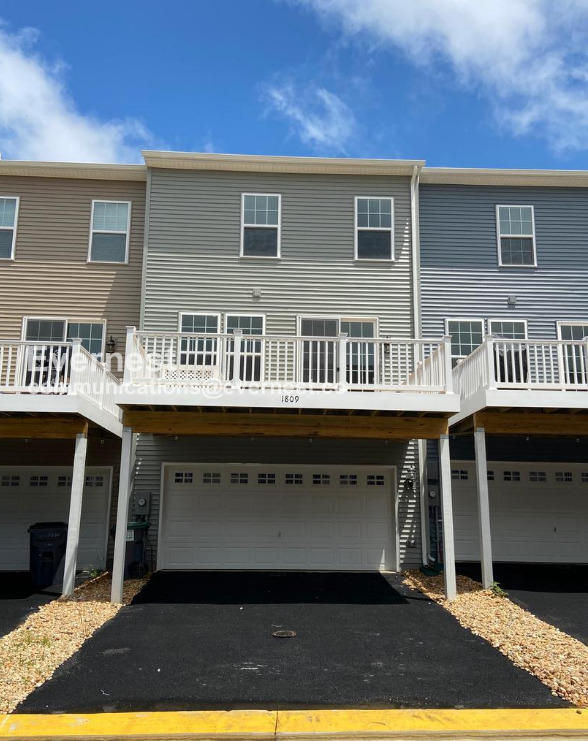 Building Photo - 3-Bed/2 Full Baths and 2 Half Baths Townhome with Garage / Pet-Friendly / Available Soon!