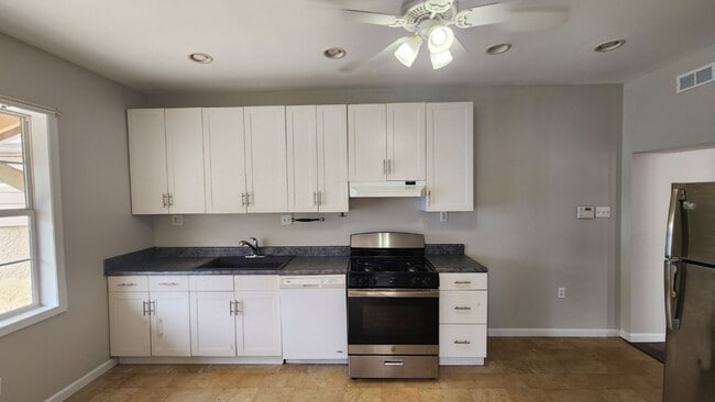 Building Photo - Corner 1st and 2nd flr. unit with central ...