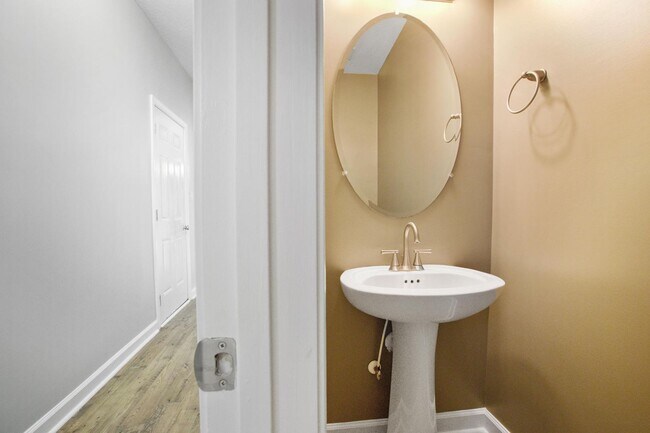 Foto del edificio - Townhome with Screened Porch!