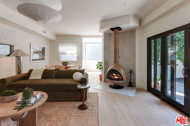 Foto del edificio - 8754 Dorrington Ave