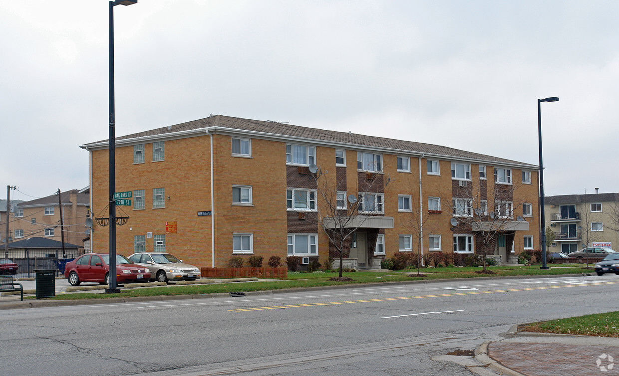 Foto principal - 7858 S Rutherford Ave