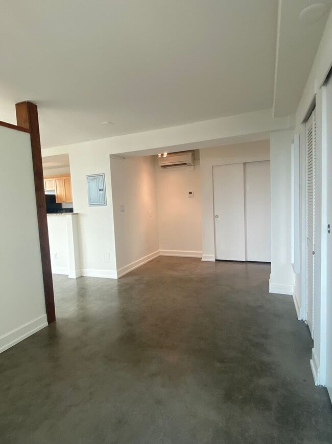 Building Photo - Beautiful apartment in Goose Hallow- Prime...