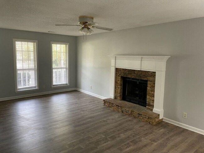 Foto del edificio - **MOVE IN WITH NO SEC. DEP**12 Thomas Xing Dr: 4BD, 2.5BA Home in Close Distance to Peachtree Cit...