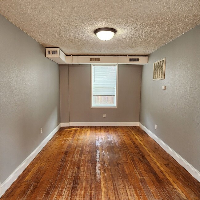 Building Photo - Cute & Cozy 2 Bedroom House