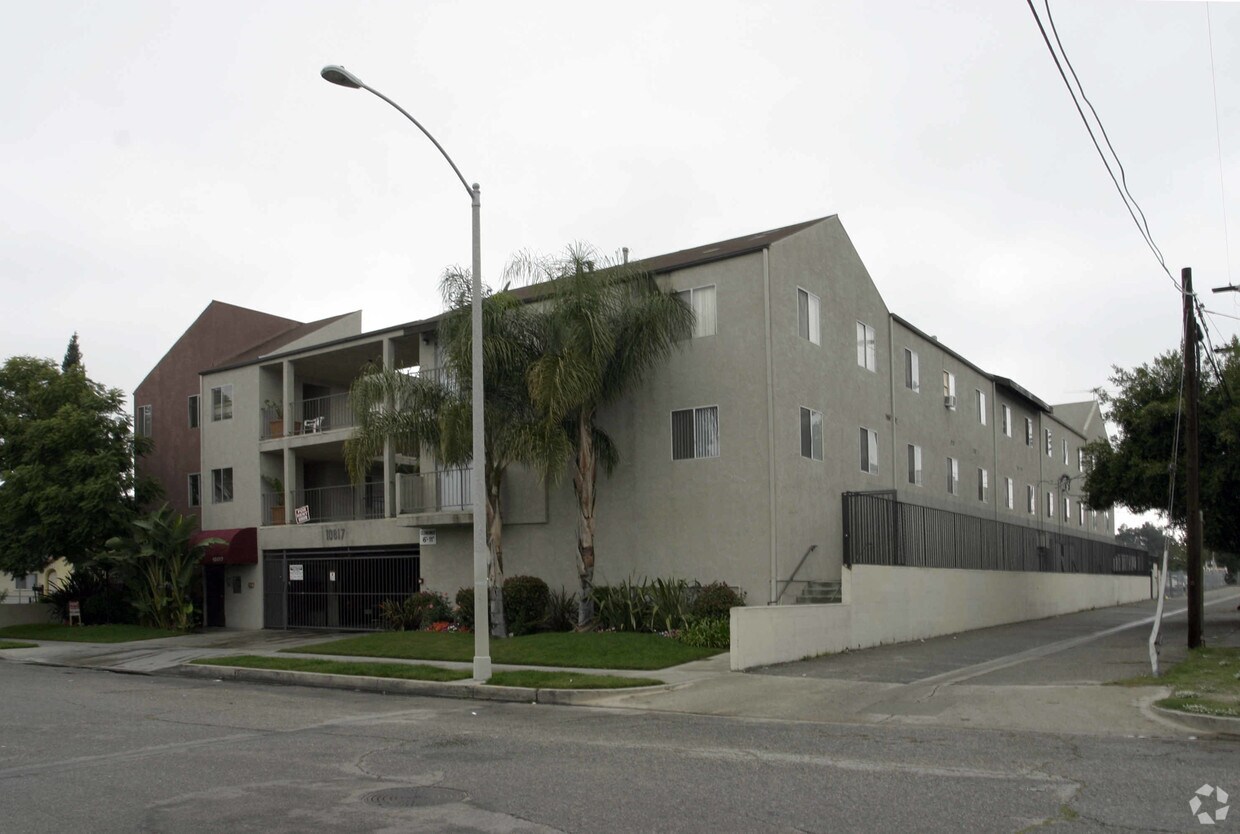 Building Photo - White Street Apartments