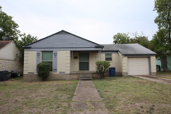 Foto principal - 2 bed, 1 bath home in Oak Cliff