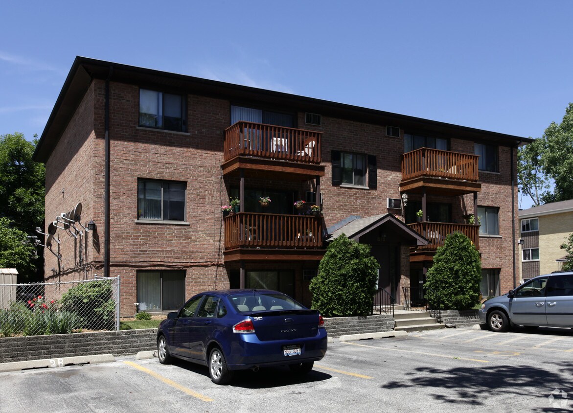 812 Walnut St, Mundelein, IL 60060 Apartments in Mundelein, IL