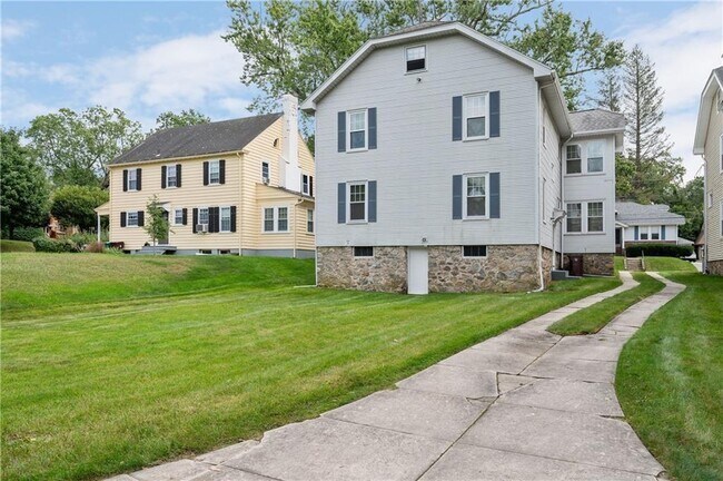 Foto del edificio - 114 Meadow Rd
