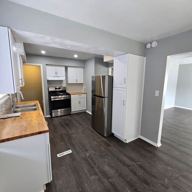Building Photo - Charming 3-Bedroom Home / Pet-Friendly / A...