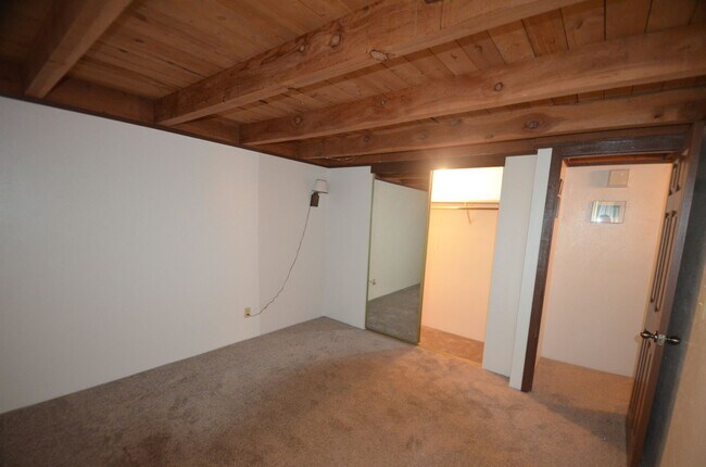 Building Photo - Treehouse condo!  Utilities included! New ...