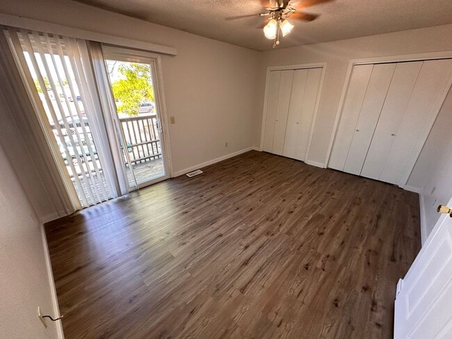 Building Photo - $895 - 2 bed 1.5 bath beautiful bi-level a...