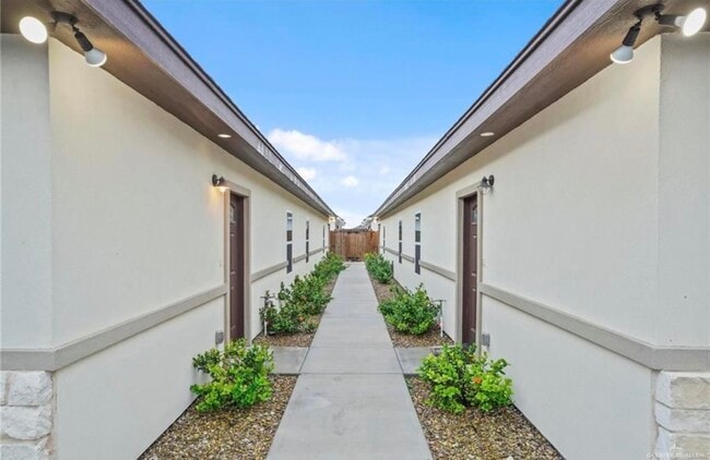 Foto del edificio - 908 W La Pointe Ave