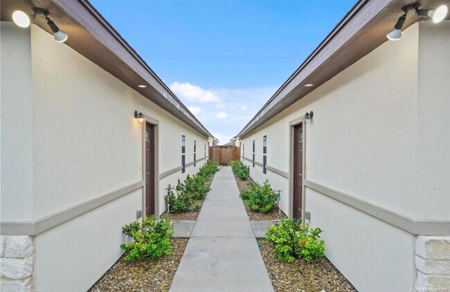 Building Photo - 908 W La Pointe Ave