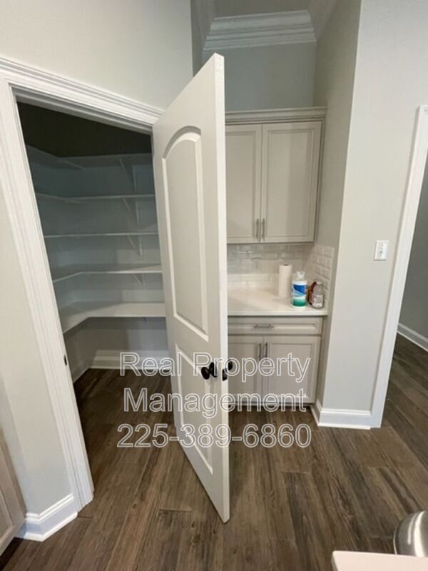 Foto del edificio - 6338 Lake Edge Dr