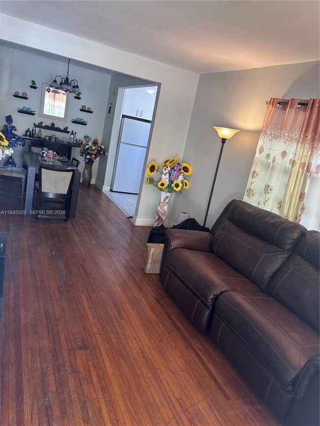 Foto del edificio - 680 NE 136th St