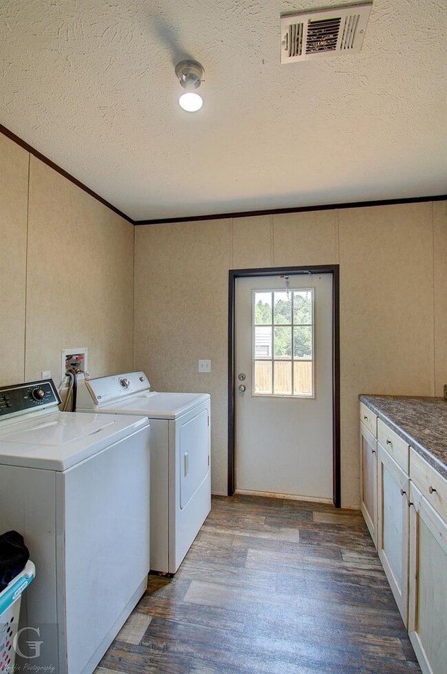 Building Photo - 4BD/2BA home with fenced back yard.