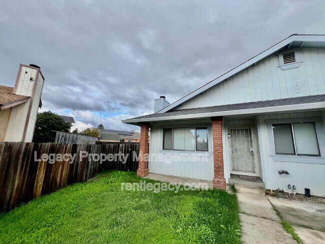 Foto del edificio - 827 Crested Dr