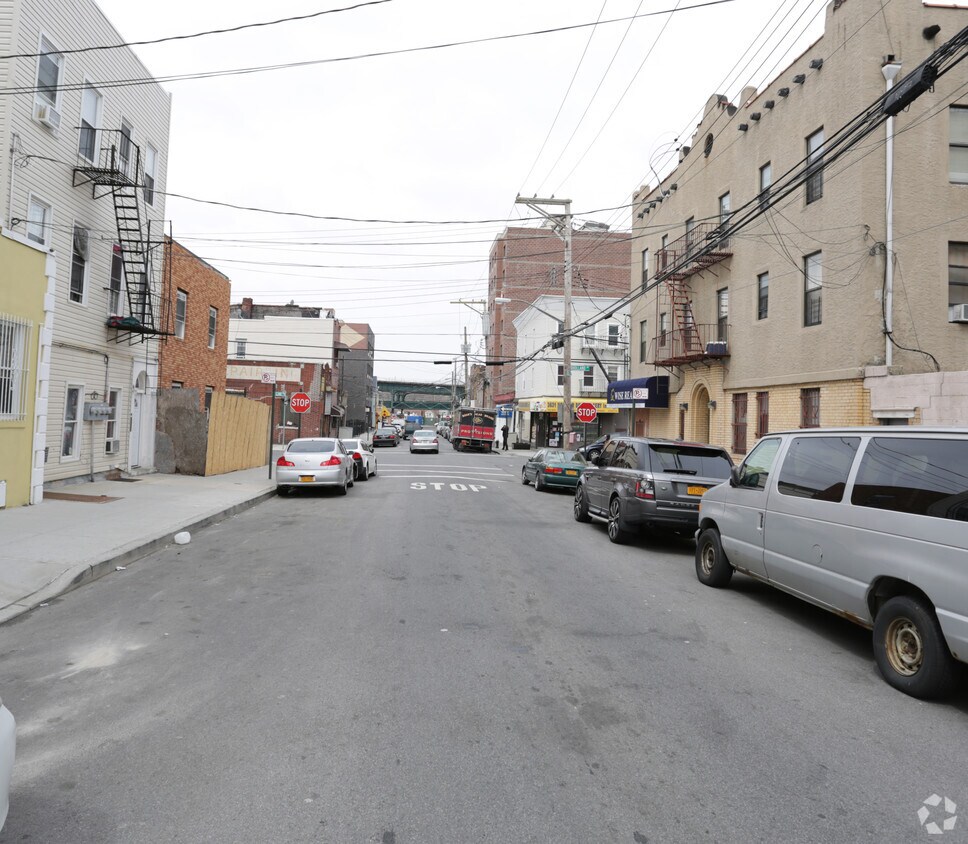 Building Photo - 724 E 214th