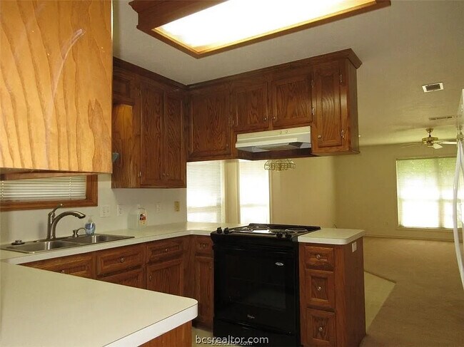 Foto del edificio - 704 Aster Dr