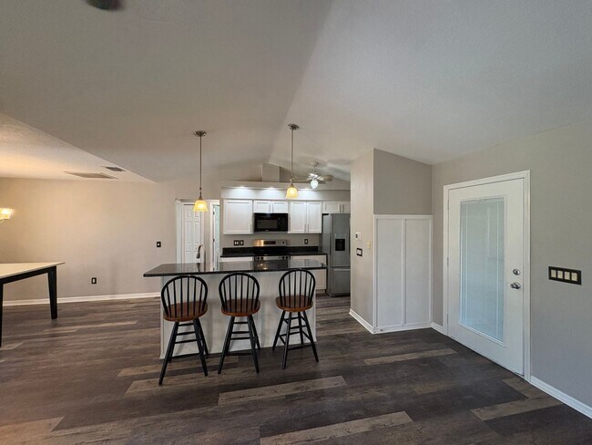 Building Photo - 500.00 off your first month's rent!