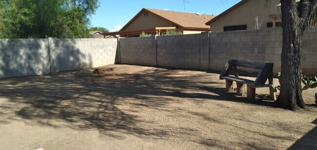 Foto del edificio - 3 bedroom, 2 bath with 2 car garage