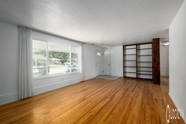 Building Photo - Beautiful Home in Woods Cross!