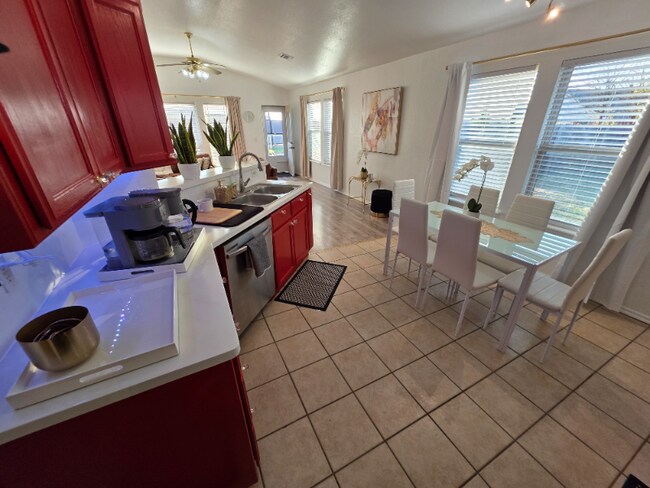 Foto del edificio - 2 Cloverdale and Wheatland