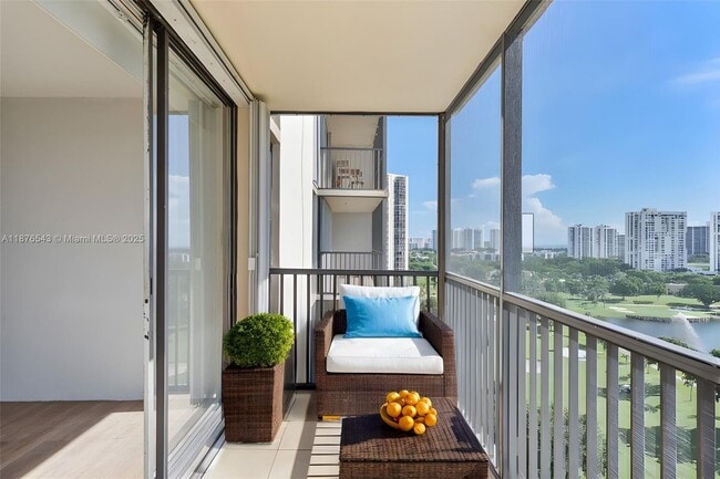 Foto del edificio - 20335 W Country Club Dr