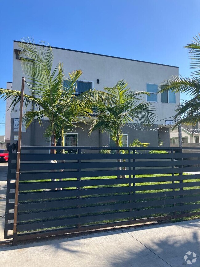 Building Photo - 600 W 49th St