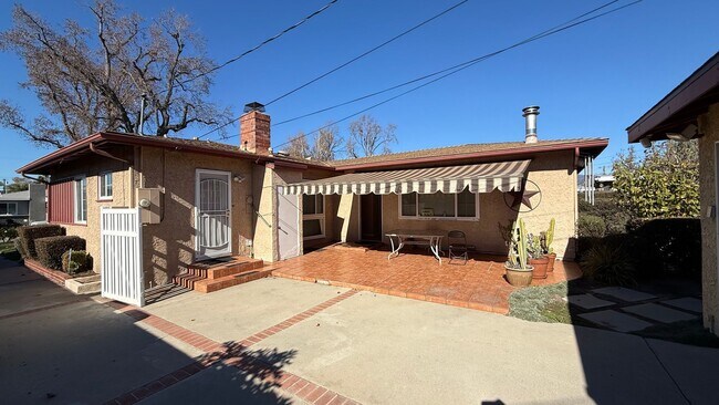 Foto del edificio - Large 3 bedroom home on beautifully landscaped lot